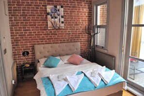 ห้องสแตนดาร์ดดับเบิล, เตียงคิงไซส์ 1 เตียง, สูบบุหรี่ได้, ระเบียง | ผ้าปูที่นอนฝ้ายอียิปต์, เครื่องนอนระดับพรีเมียม, ผ้านวมขนเป็ด