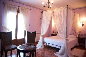 Suite | Een kluis op de kamer, een bureau, gratis wifi, beddengoed