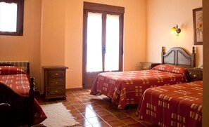 Quarto triplo | Cofres nos quartos, escrivaninha, Wi-Fi de cortesia, roupa de cama