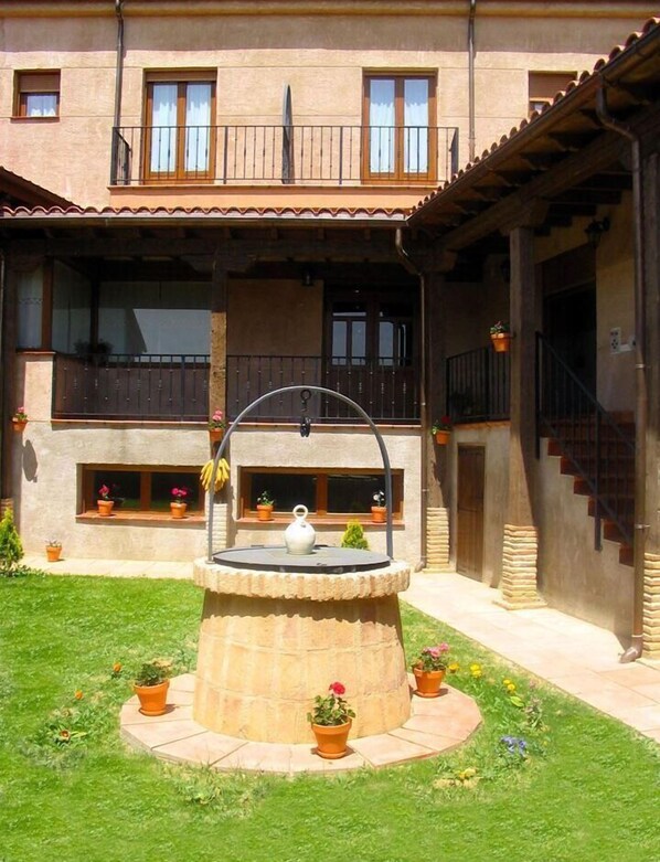 Courtyard - Hotel Rural Rincón de Doña Inés (Villanueva de la Condesa)