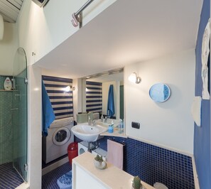 Apartment, 1 Bedroom | Bathroom | Shower, hydromassage showerhead, free toiletries - La Casa al Corso (Naples)