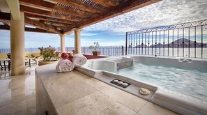 Tina de hidromasaje al aire libre