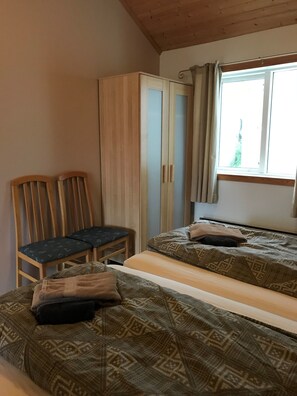 Eenvoudige kamer, 1 twee- of 2 eenpersoonsbedden, privébadkamer | Extra bedden (toeslag), gratis wifi, beddengoed