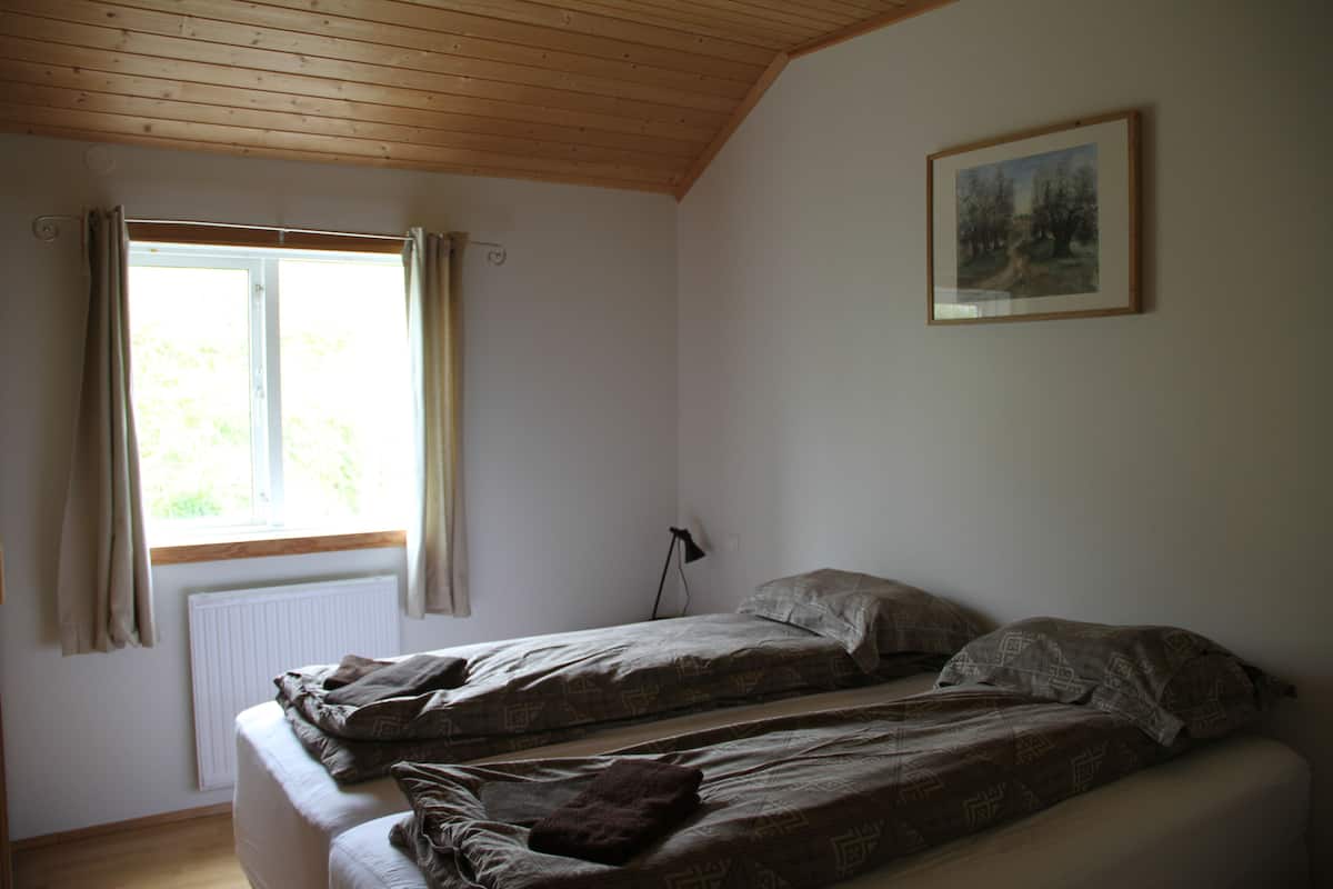 Habitación básica con 1 cama matrimonial o 2 individuales, baño compartido | Camas extra, wifi gratis y ropa de cama