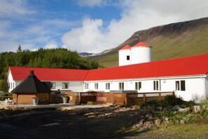 Outdoor spa tub - Guesthouse Hof in Vatnsdalur (Blönduós)
