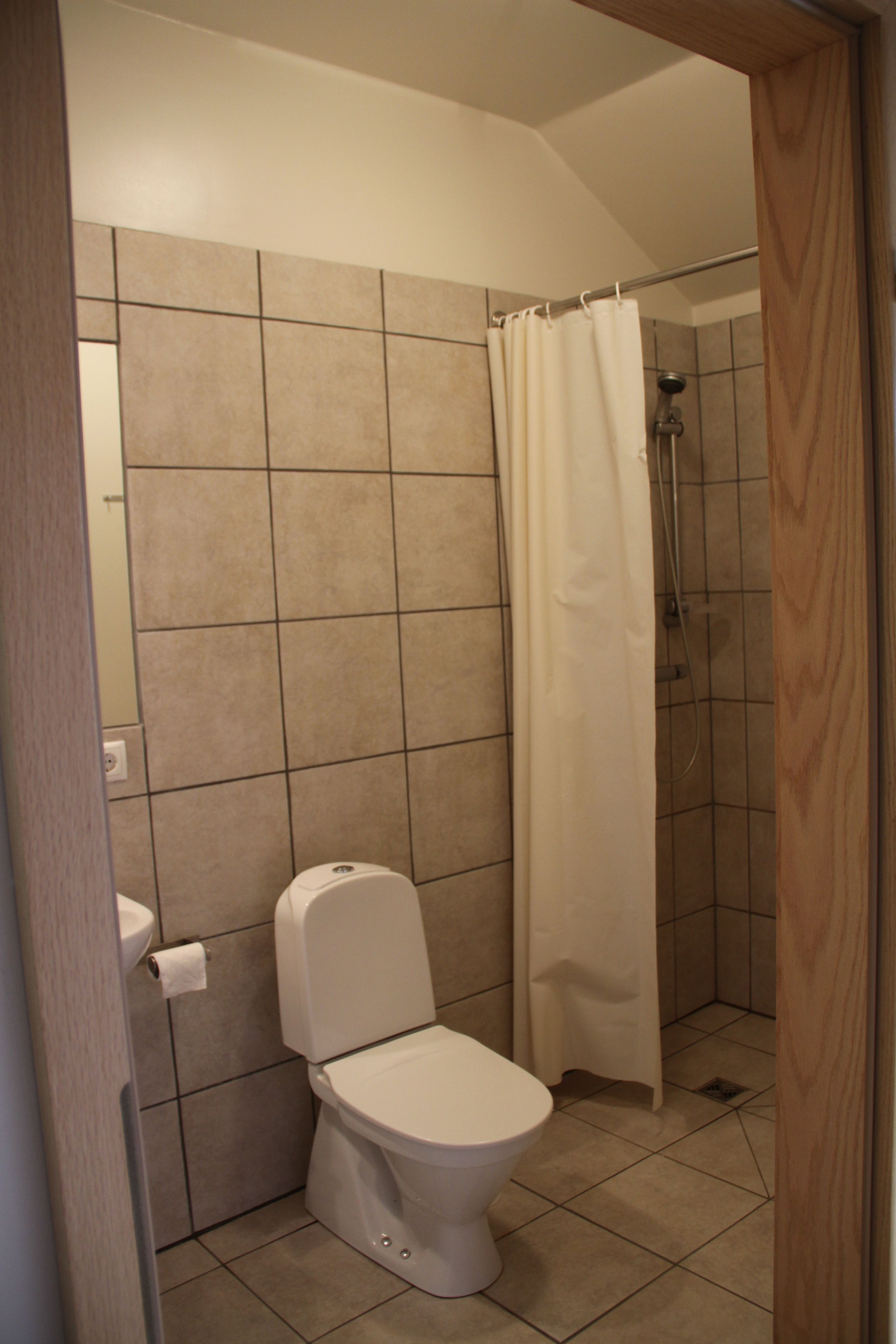 Basic Double or Twin Room, Private Bathroom | Bathroom | Shower, jetted bath, hair dryer, towels