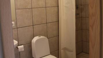 Basic Double or Twin Room, Private Bathroom | Bathroom | Shower, jetted bath, hair dryer, towels