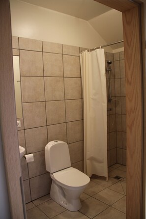 Basic Double or Twin Room, Private Bathroom | Bathroom | Shower, jetted tub, hair dryer, towels