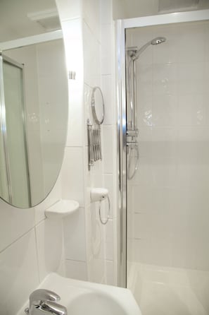 Apartment, 1 Schlafzimmer | Badezimmer | Dusche, Haartrockner, Handtücher