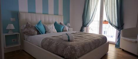 Kahden hengen huone, 1 keskisuuri parisänky, parveke (Regina Giovanna) | Ylelliset vuodevaatteet, minibaari, tallelokero huoneessa, työpöytä