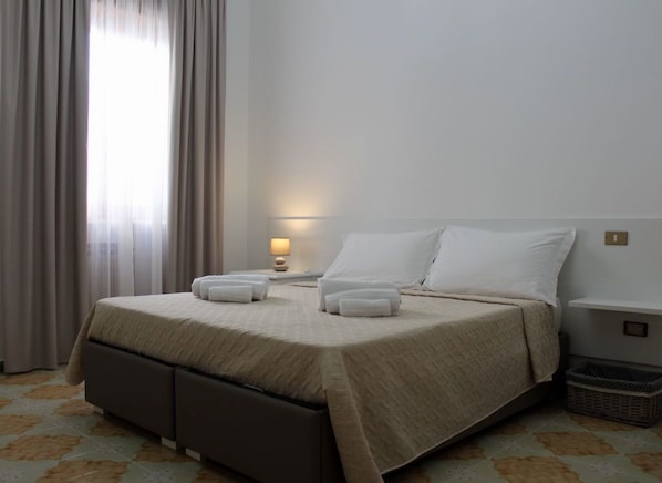 Chambre Double ou avec lits jumeaux, salle de bains commune (Mirto)