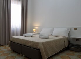 Habitación con 1 cama doble o 2 individuales, baño compartido (Mirto) | 1 dormitorio, ropa de cama de alta calidad, minibar y escritorio