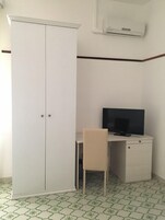 1 habitación, ropa de cama de alta calidad, minibar y escritorio 