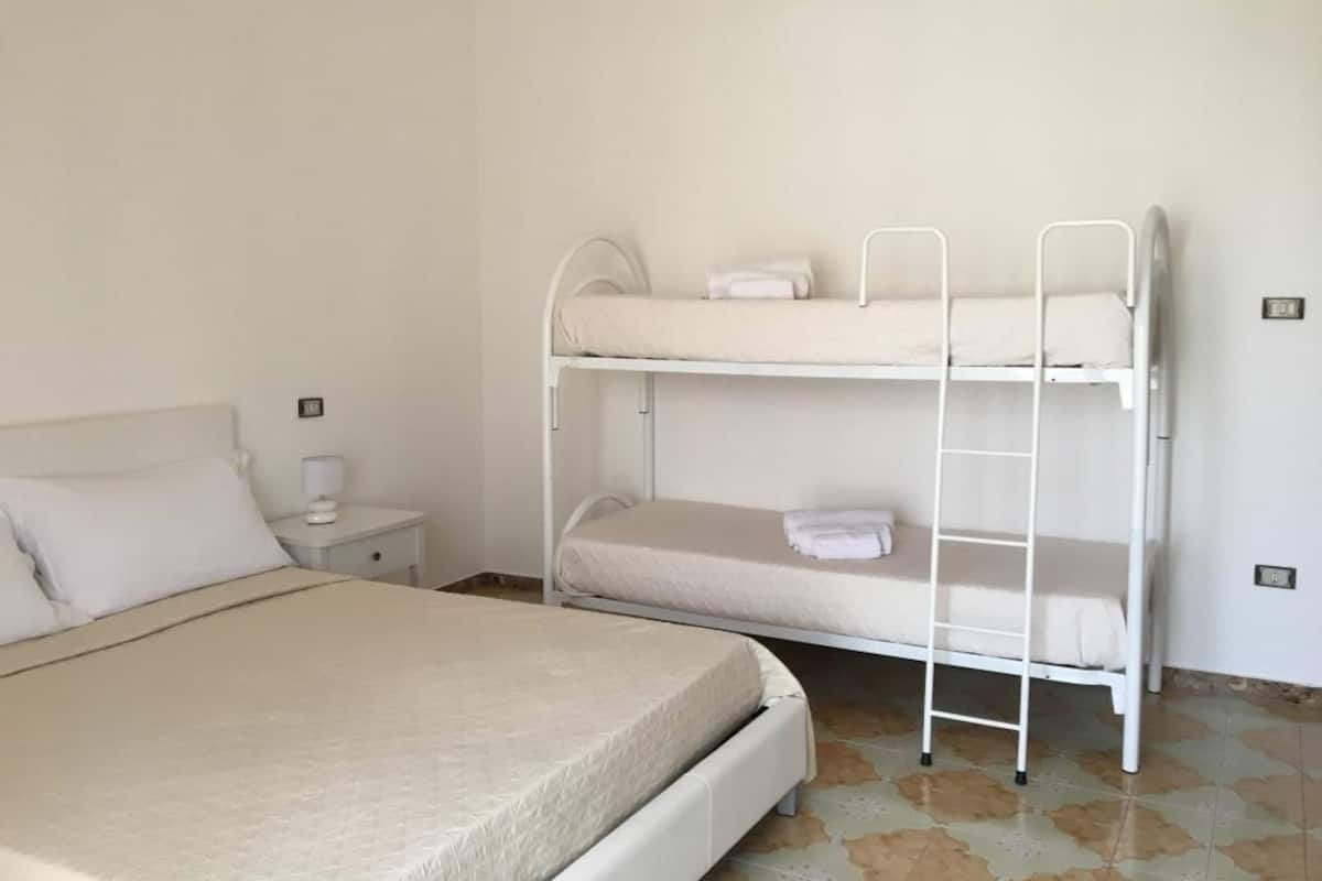 Habitación cuádruple, baño privado (Mandorlo) | 1 dormitorio, ropa de cama de alta calidad, minibar y escritorio