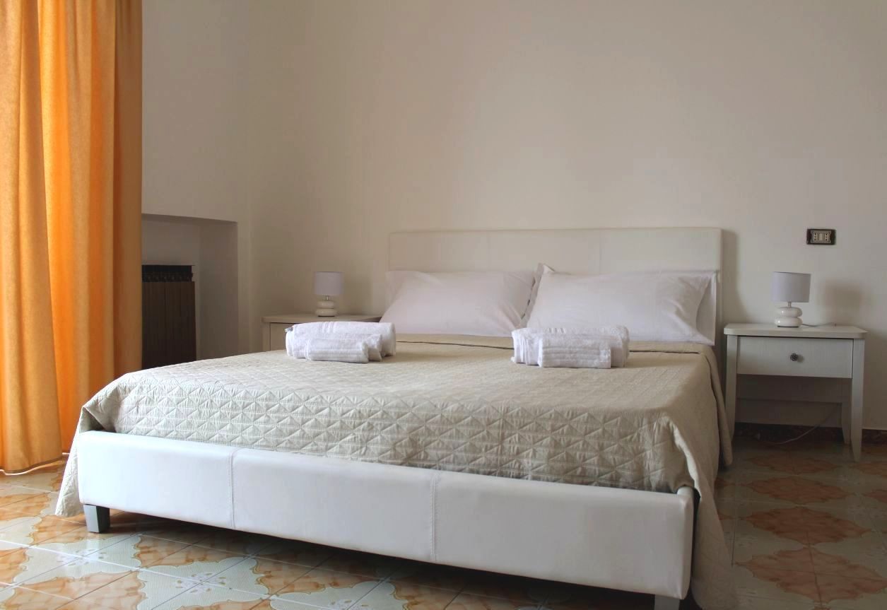 Habitación con 1 cama doble o 2 individuales, baño compartido (Mirto) | 1 dormitorio, ropa de cama de alta calidad, minibar y escritorio