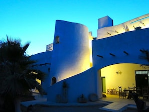 A building with a curved facade and a small entrance. - Agriturismo Tenuta del Morige (Galatone)