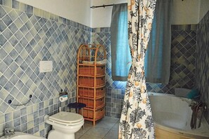 Suite, 1 habitación, terraza | Baño | Ducha, artículos de higiene personal gratuitos, secador de pelo y bidé