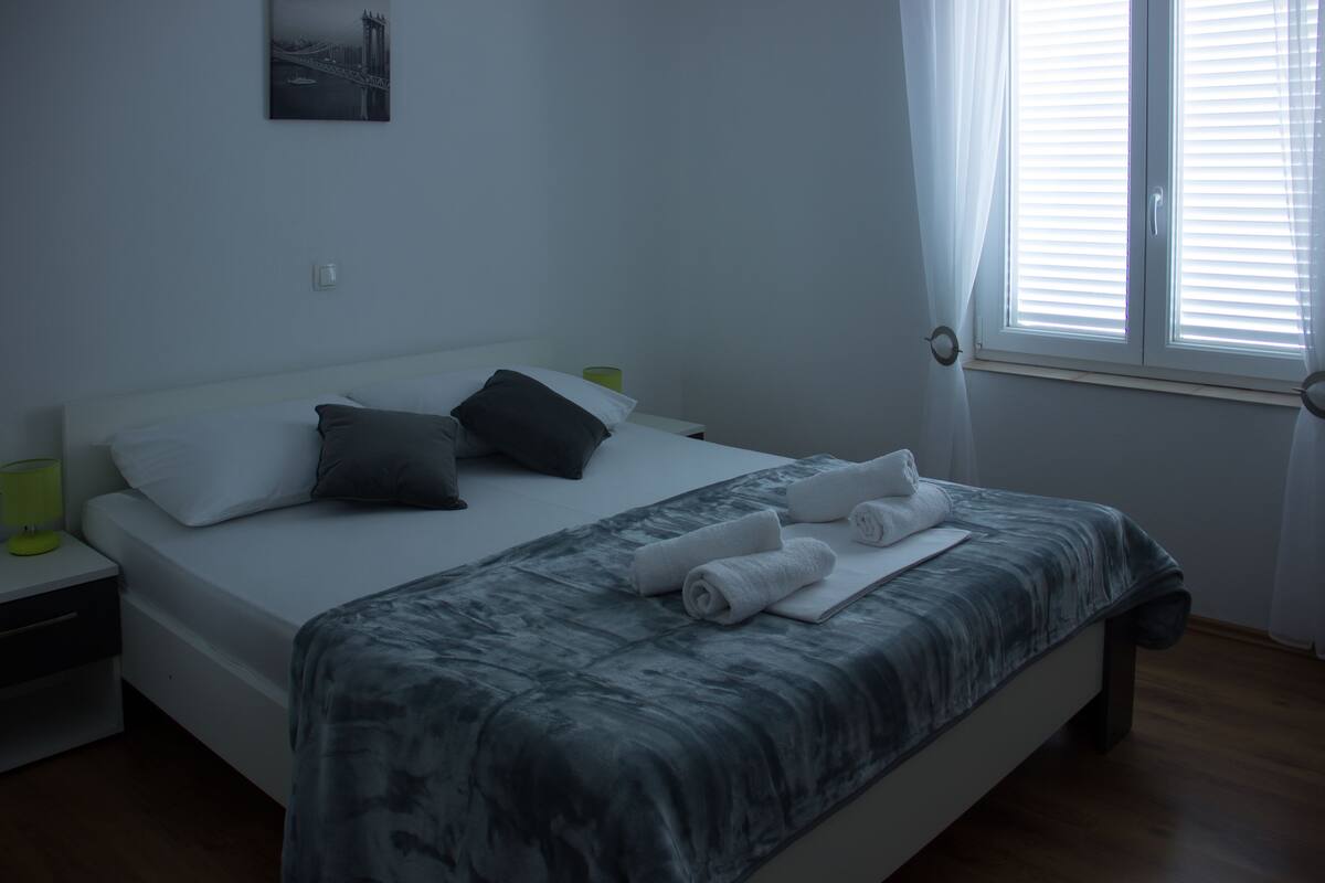 Een bureau, gratis babybedden, gratis wifi, beddengoed