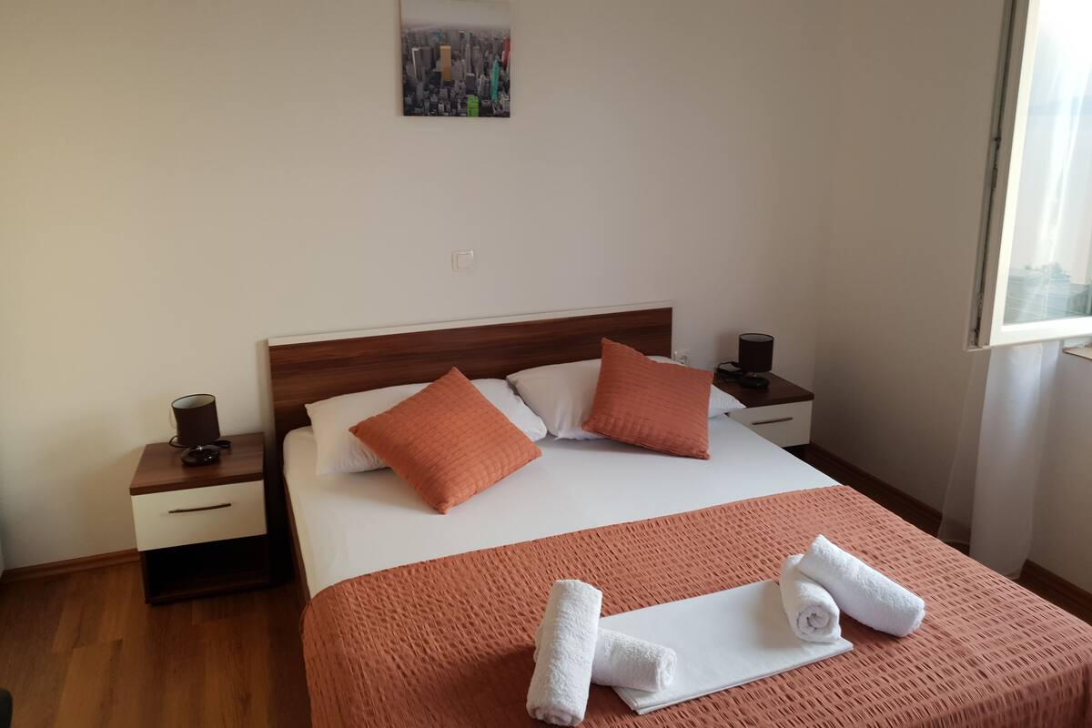 Een bureau, gratis babybedden, gratis wifi, beddengoed