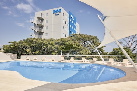 Una piscina al aire libre