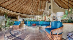 Familievilla, flere senger, havutsikt | Oppholdsområde | Flatskjerm-TV, peis og DVD-spiller