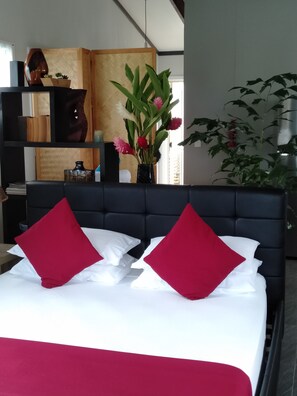 Honeymoon-Studiosuite, 1 King-Bett, Meerblick | 1 Schlafzimmer, hochwertige Bettwaren, Bügeleisen/Bügelbrett, WLAN