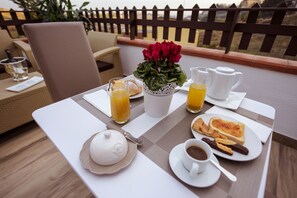 Outdoor dining - Domus Dams B&B (Montescaglioso)