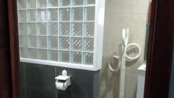 Vila, 3 kamar tidur, 2 kamar mandi, pemandangan kebun | Shower kamar mandi