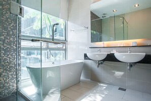 Deluxe-kattohuoneisto, 5 makuuhuonetta, esteetön, kaupunkinäköala | Kylpyhuone | Suihkun ja ammeen yhdistelmä, ilmaiset hygieniatuotteet, hiustenkuivaaja
