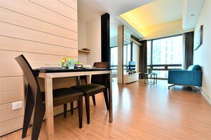 Deluxe Studio Suite, 1 Bedroom, City View | In-room dining