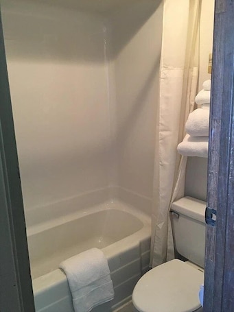 Combined shower/bathtub, towels. Sunset Inn