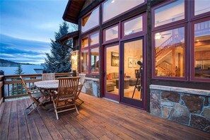 Huis, Meerdere bedden (Snowflake Meadows (Home)) | Balkon