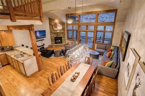 Huis, meerdere bedden (Snowflake Meadows (Home)) | Woonruimte | Een flatscreentelevisie en een open haard