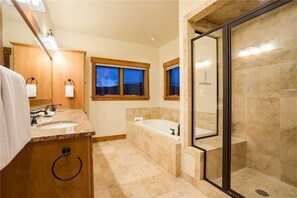 House, Multiple Beds (Snowflake Meadows (Home)) | Bathroom | Jetted tub