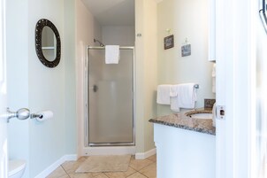 Deluxe Apartment | Bathroom | Combined shower/tub, free toiletries, hair dryer, towels