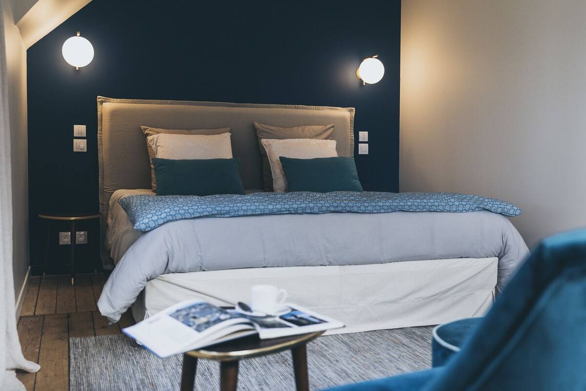 1 soverom, sengetøy av topp kvalitet, skrivebord og strykejern/-brett