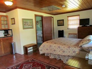 Deluxe Cabin, 1 Queen Bed, Non Smoking | Premium bedding, individually decorated, individually furnished - Yearling Restaurant and Cabins (Hawthorne)