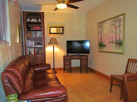 Casa de campo Deluxe, 2 habitaciones, accesible para personas con discapacidad | Sala de estar | Una televisión LCD