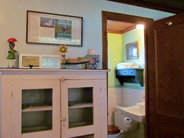 Artículos de tocador gratuitos, toallas, papel higiénico