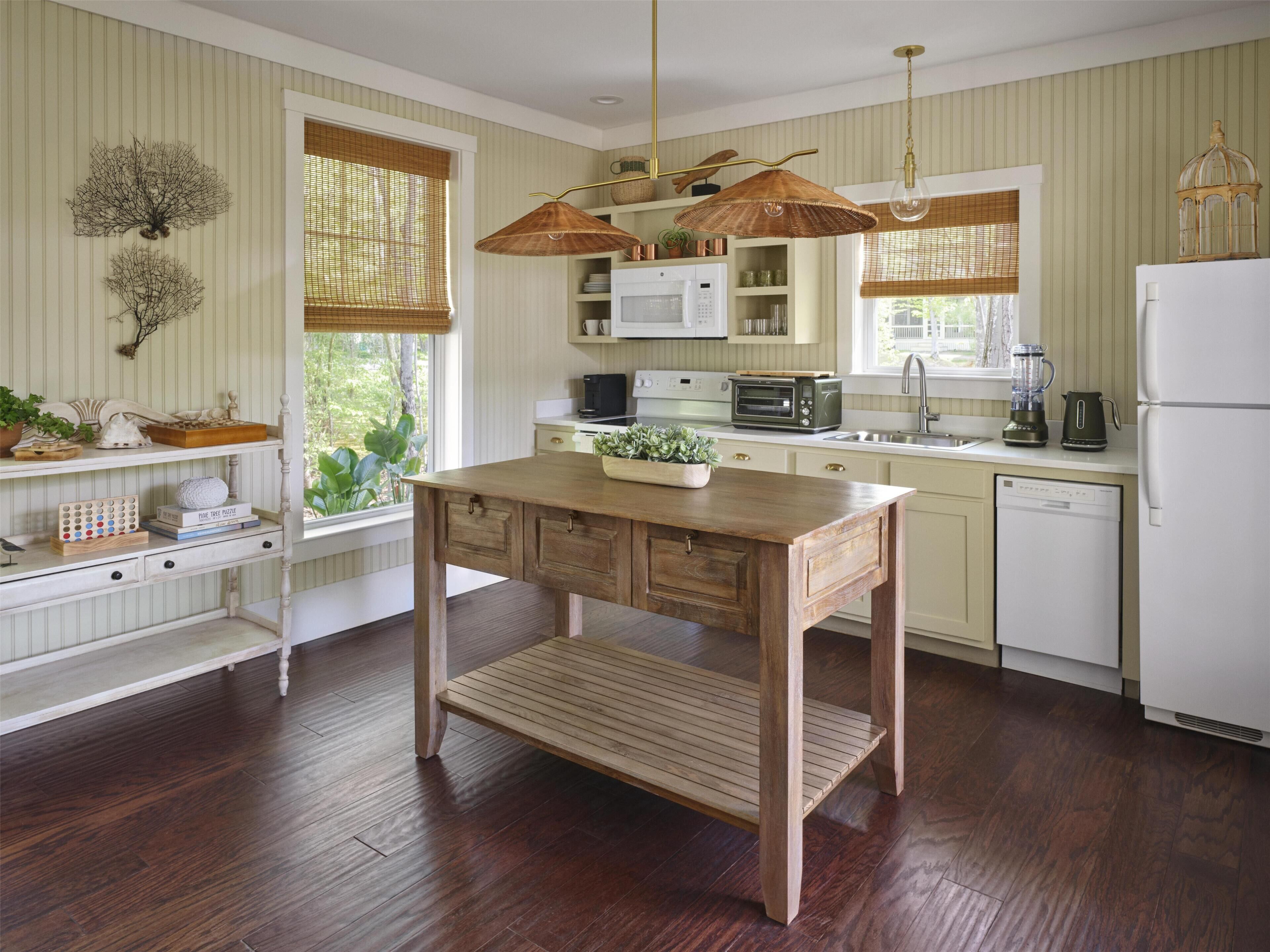Cottage, 2 Bedrooms (Single Story, Newly Renovated) | Private kitchenette | Fridge, coffee/tea maker
