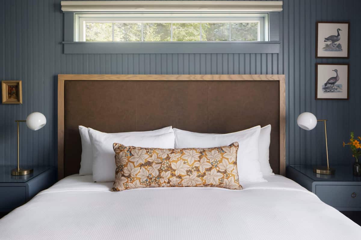 Decoración personalizada, muebles diferentes y cortinas blackout