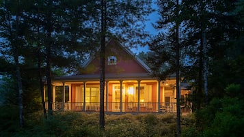 Cottage Single Story | Individually decorated, individually furnished, blackout drapes