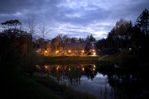 Breakfast and lunch served  - Hidden Pond (Kennebunkport)