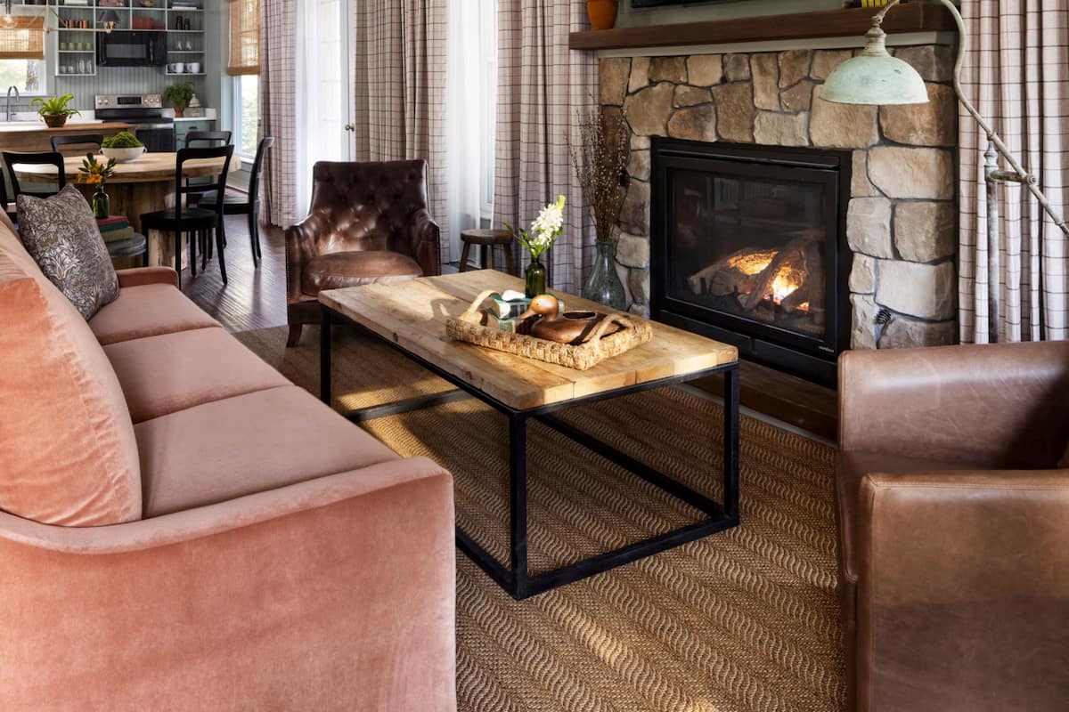 Decoración personalizada, muebles diferentes y cortinas blackout
