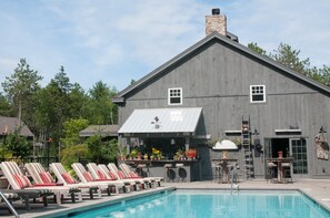 2 outdoor pools, open 8 AM to 8 PM, free pool cabanas, pool loungers - Hidden Pond (Kennebunkport)
