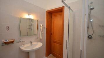 Habitación doble, vistas al jardín | Baño | Ducha, secador de pelo, bidé y toallas