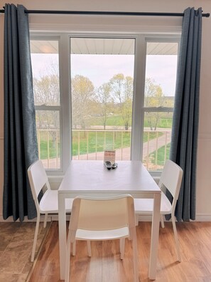 Comfort Room, 1 Queen Bed with Sofa bed, Kitchen | Desk, soundproofing, free WiFi, bed sheets - Fair Isle Motel (Brackley)