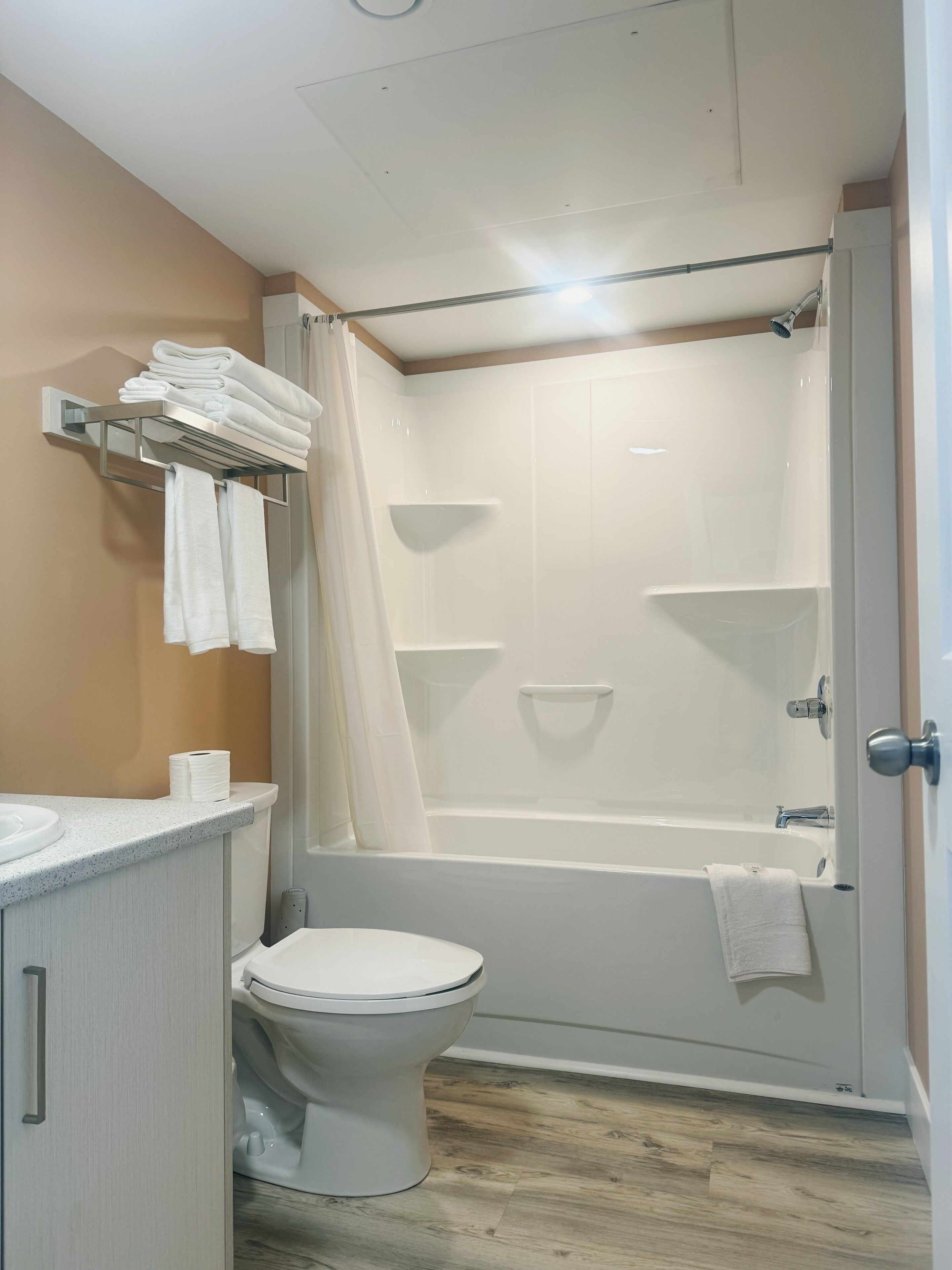Deluxe Room, 2 Queen Beds | Bathroom