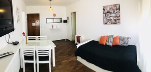 Superior-Apartment, 1 Schlafzimmer, Küche, Stadtblick | Wohnzimmer | 32-Zoll-Plasmafernseher mit Kabelempfang, Fernseher