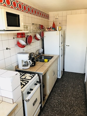 Apartamento superior, 1 quarto, cozinha, vista para a cidade | Cozinha privada | Geladeira, micro-ondas, fogão, cooktop